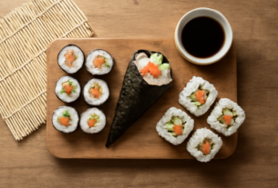 Tiga jenis sushi roll rumahan: maki, temaki, dan uramaki di atas talenan kayu
